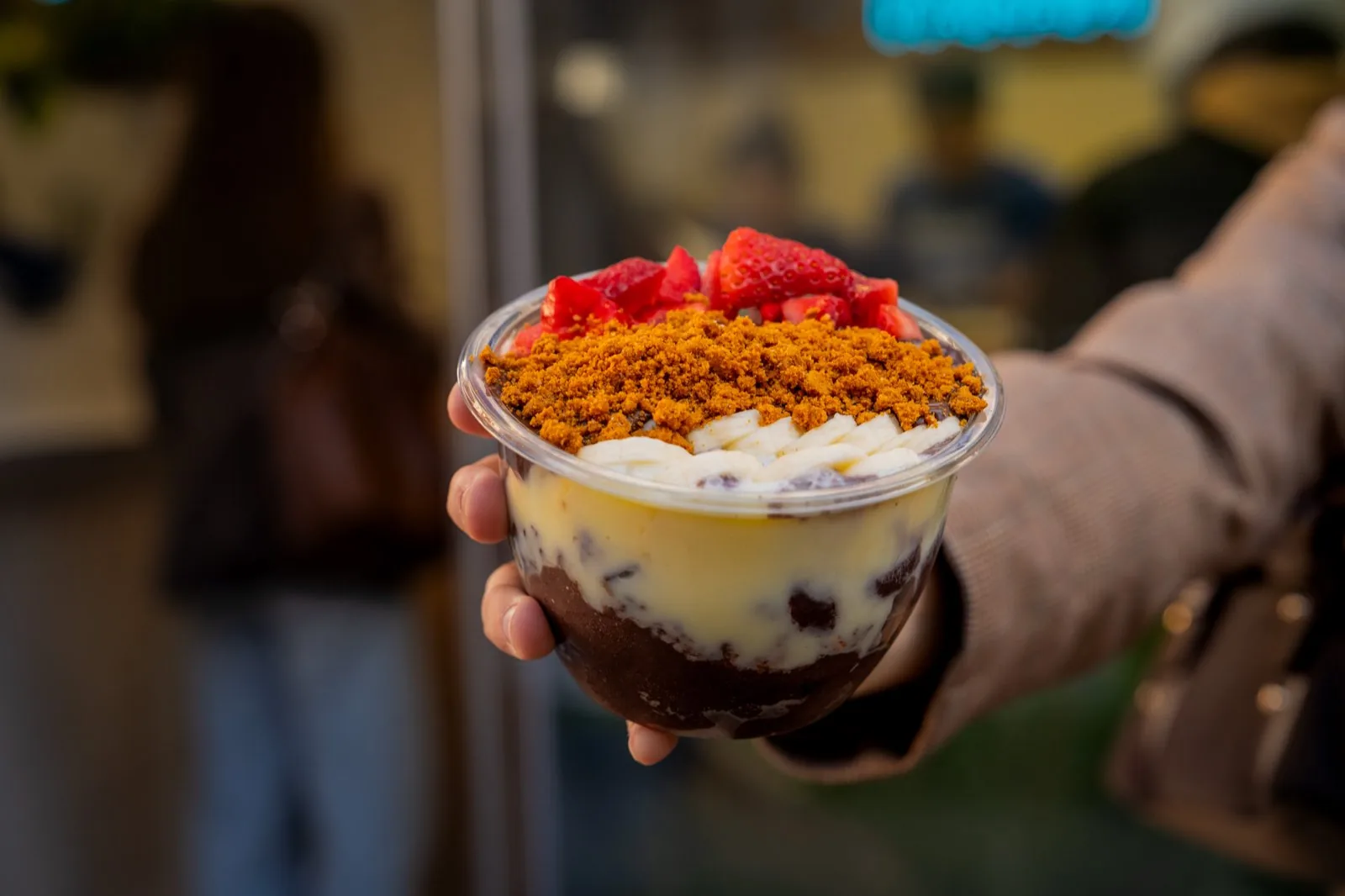 Acai bowl con galleta lotus recién montado en Açaí Paradise Sevilla