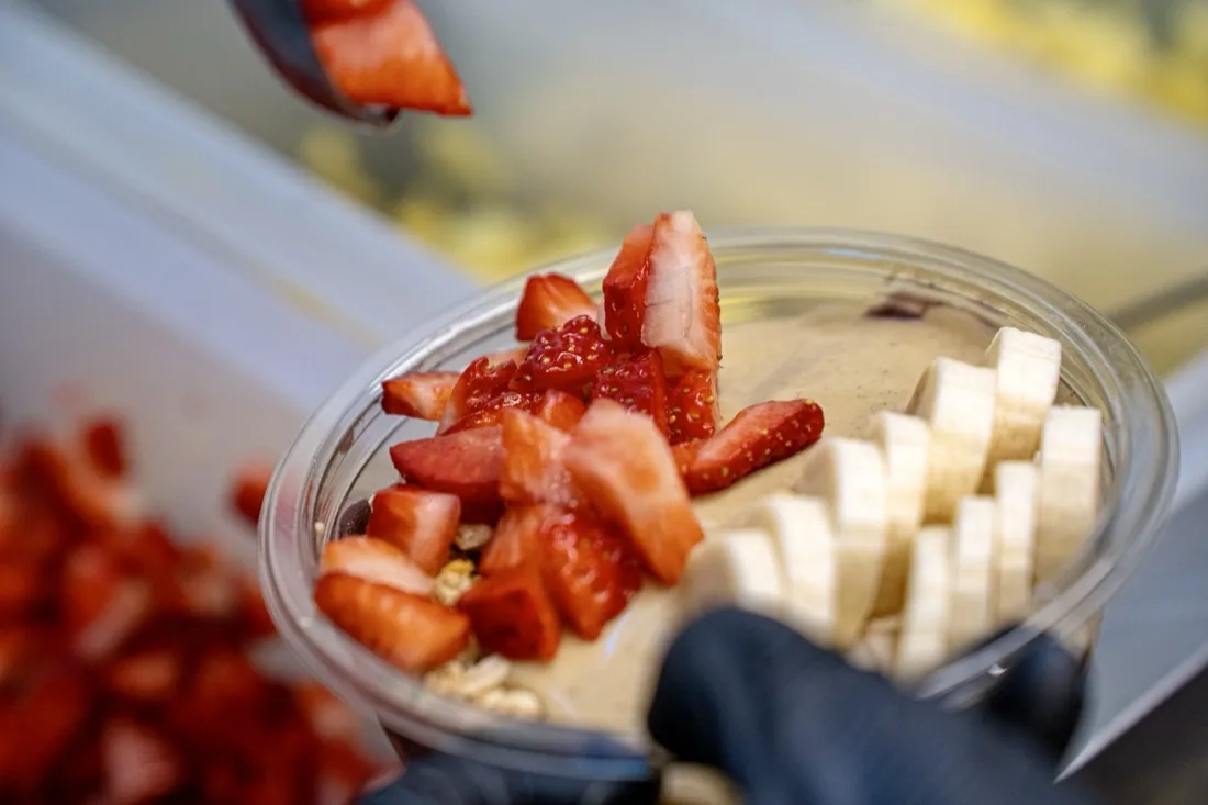 Preparación de un bowl de açaí con fresas frescas en Sevilla