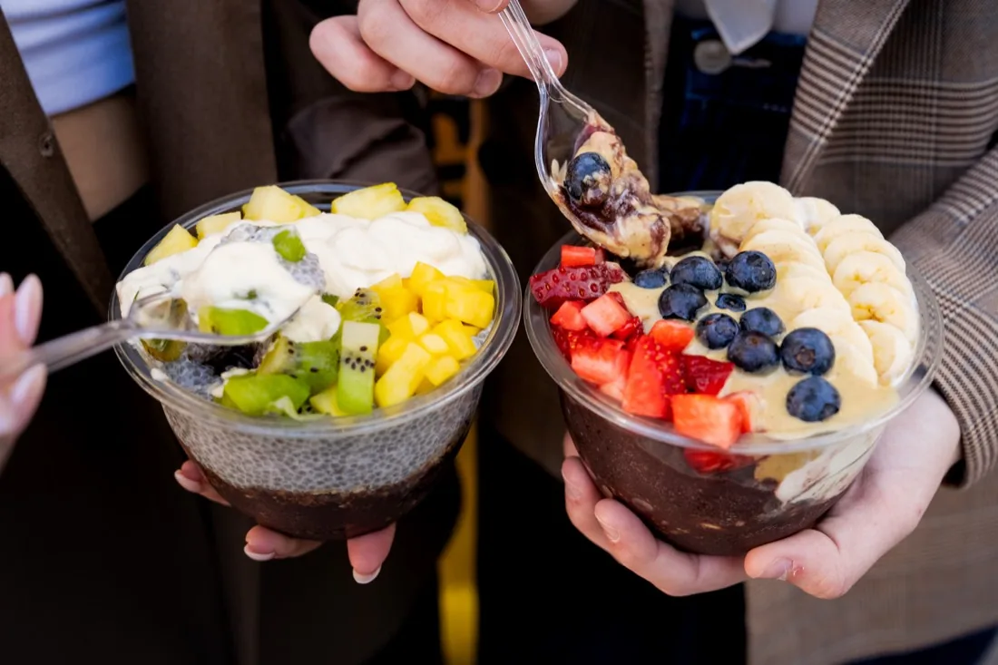 Dos acai bowls con fruta fresca y granola en Sevilla
